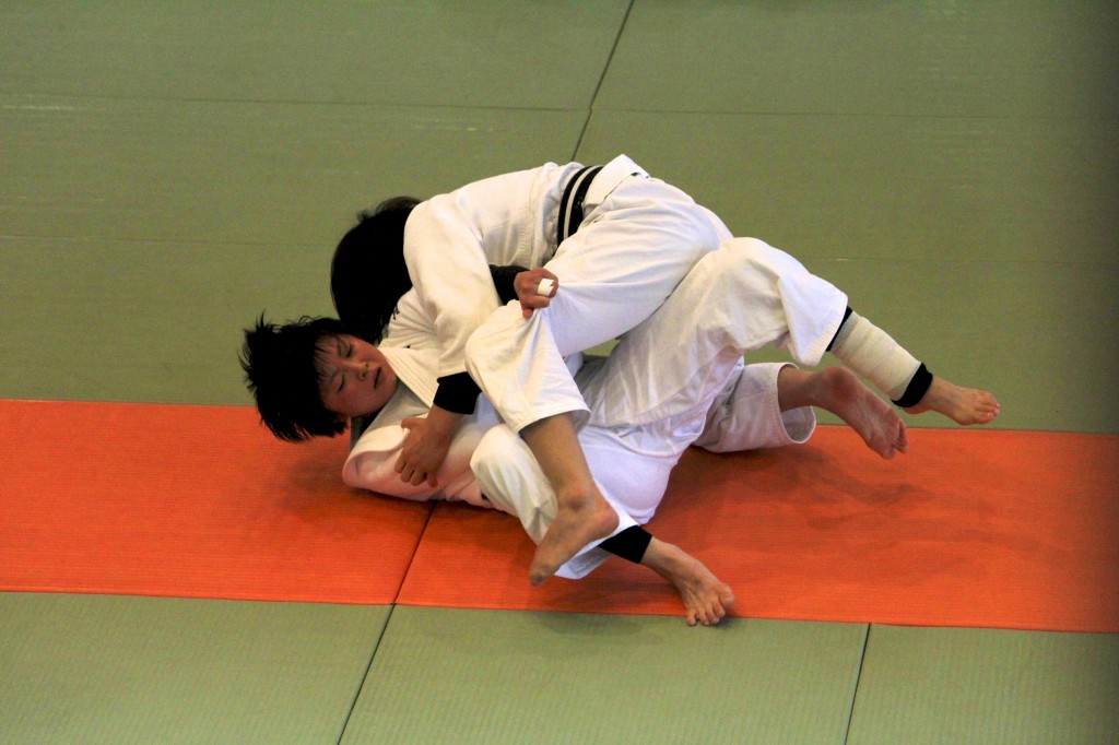 Combat acharné de deux judokas féminines