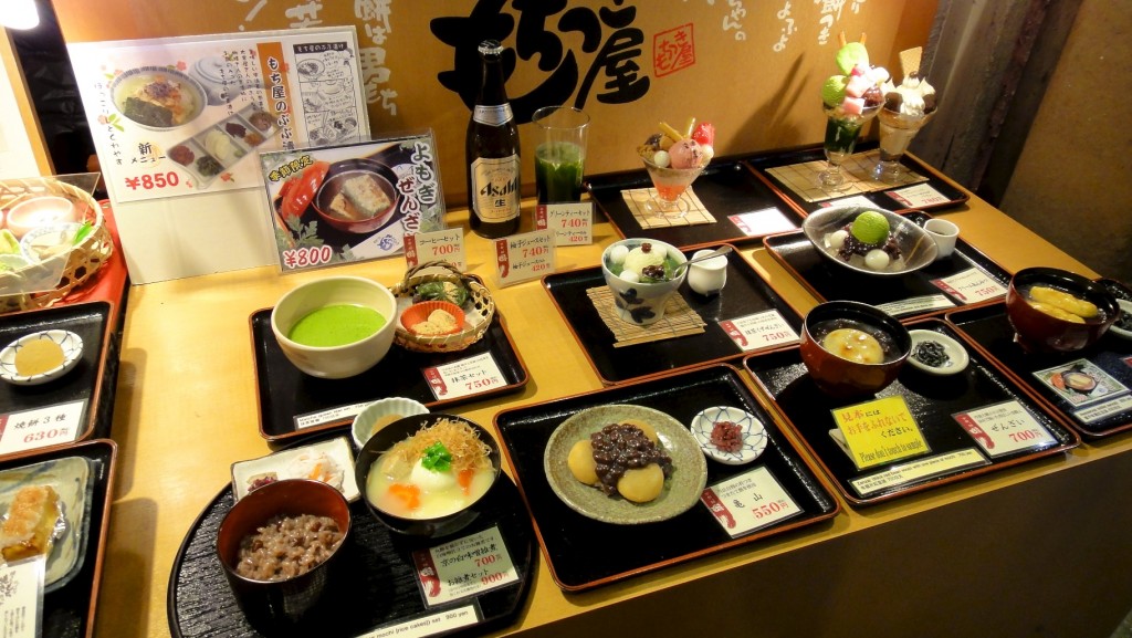 Vitrine d'un restaurant japonais avec ses reproductions en plastique de plats