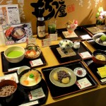 Vitrine d'un restaurant japonais avec ses reproductions en plastique de plats