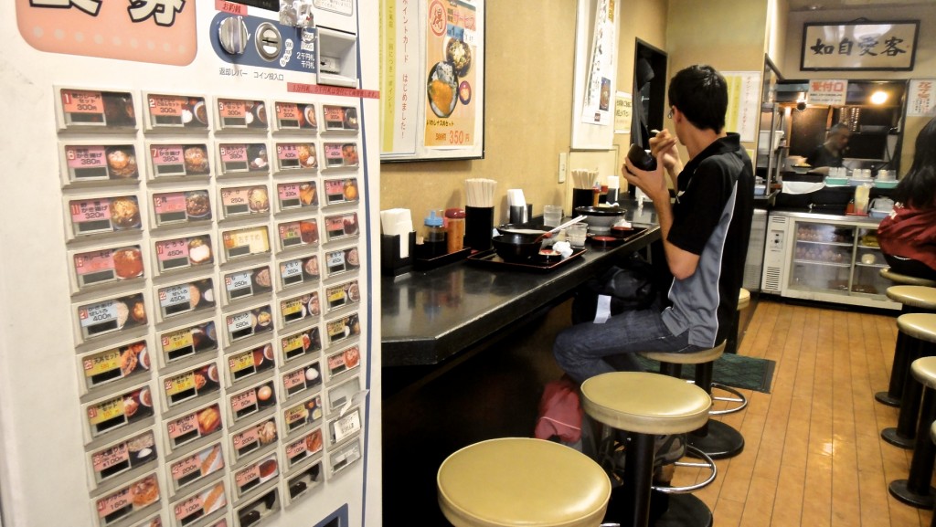 Fast-food de nouilles avec distributeur automatique pour passer commande et régler à l'entrée