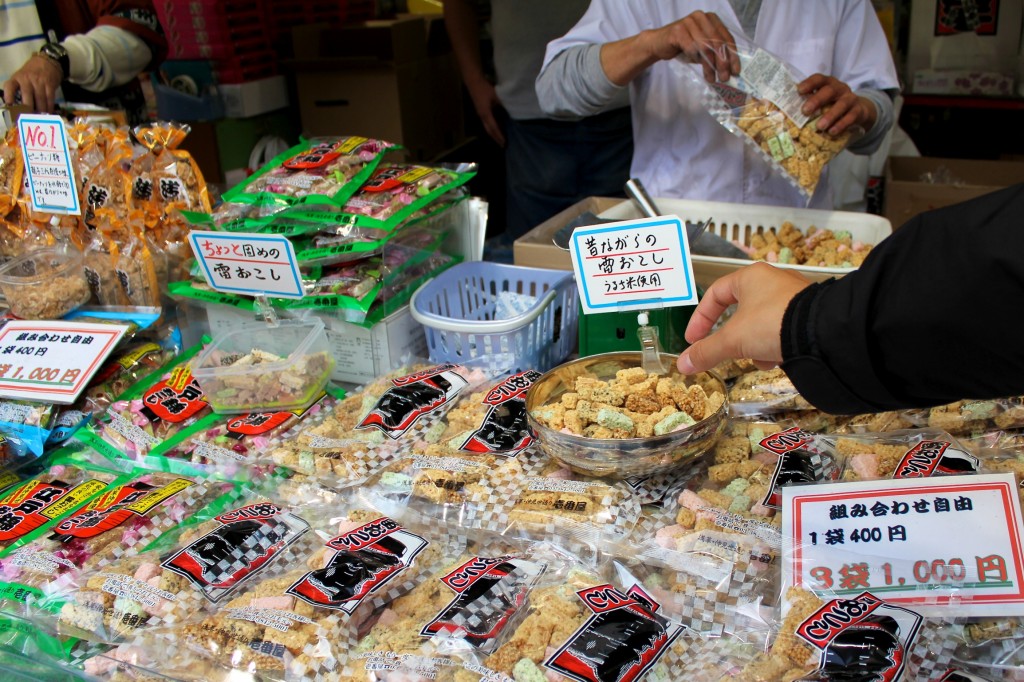 Dégustation de galettes de riz sur un stand d'épicerie