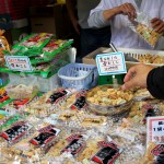 Dégustation de galettes de riz sur un stand d'épicerie