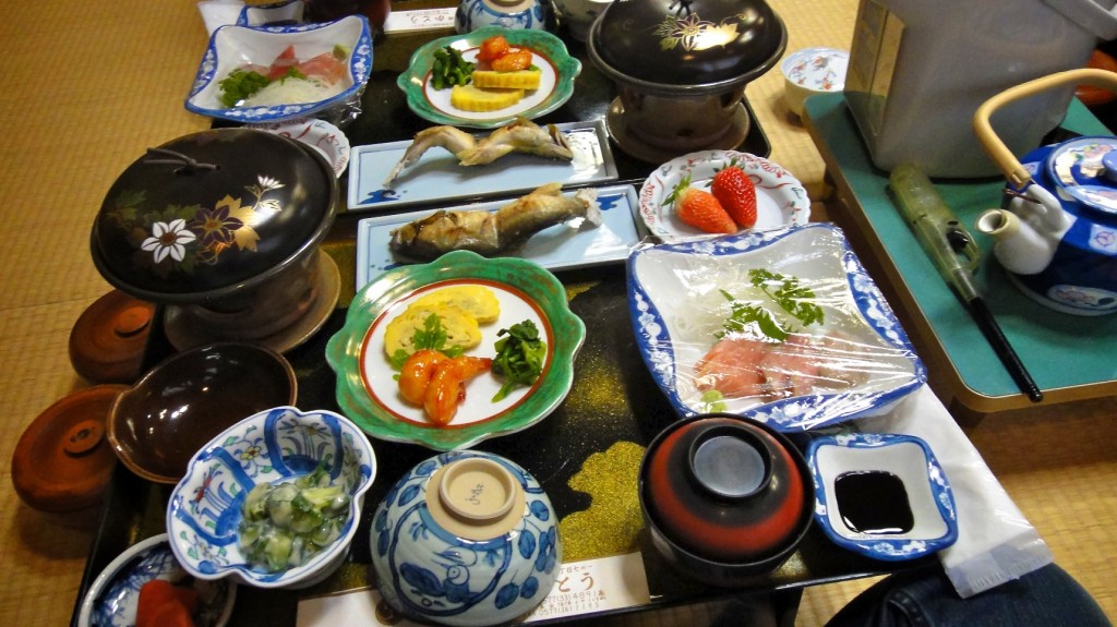 Plateau repas dans un ryokan avec sashimis, soupe miso, ragoût de boeuf, légumes cuisinés, fraises...