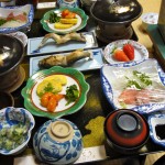 Plateau repas dans un ryokan avec sashimis, soupe miso, ragoût de boeuf, légumes cuisinés, fraises...