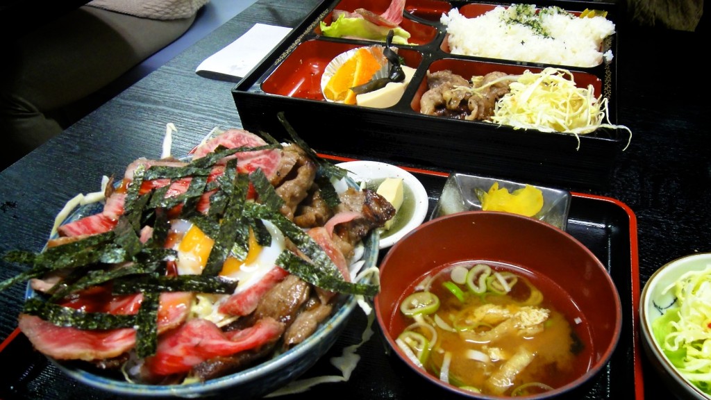 Menu dans un restaurant à Takayama avec boeuf de Hida, riz, soupe, pickles