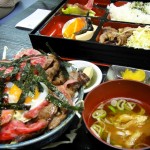 Menu dans un restaurant à Takayama avec boeuf de Hida, riz, soupe, pickles