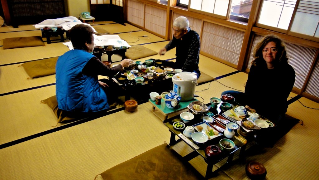 Petit déjeuner traditionnel japonais servi à l'aube dans un ryokan