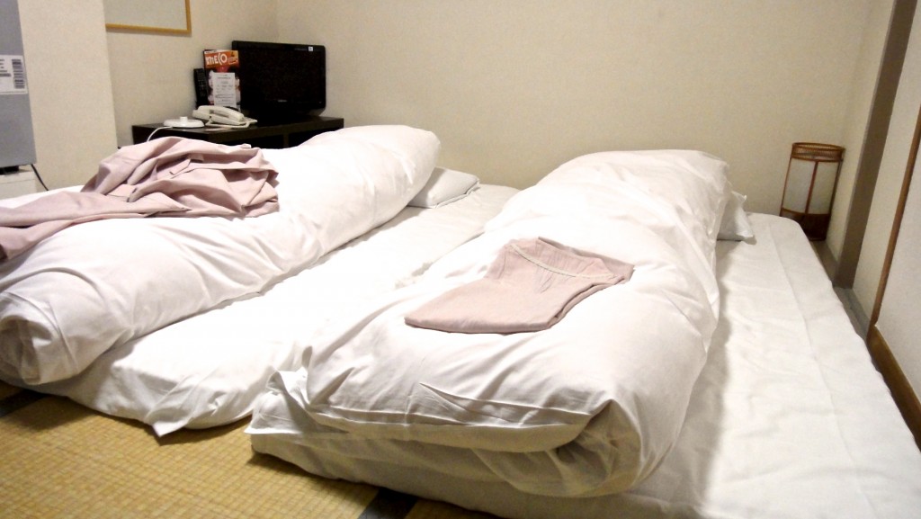 Lits dans une chambre de style japonaise d'un business hôtel