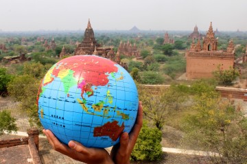 Globe devant les temples de Bagan