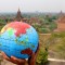 Globe devant les temples de Bagan
