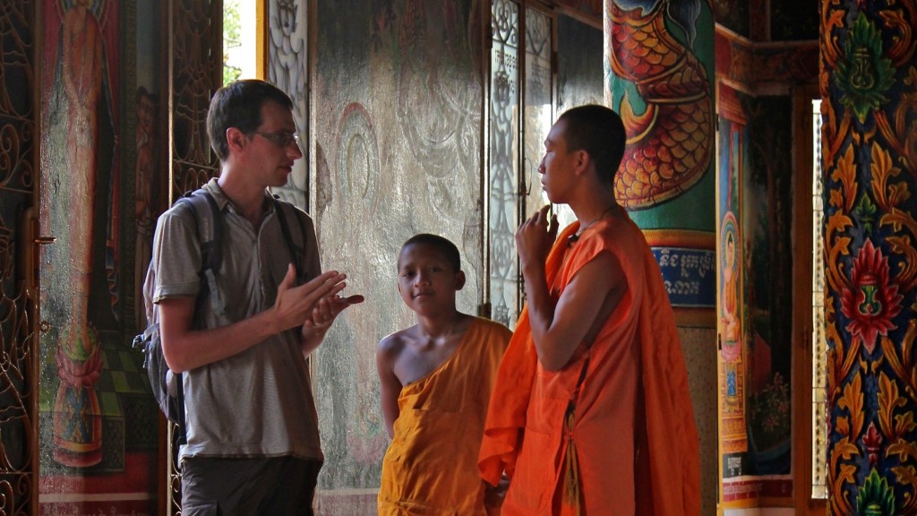 Conversation avec un jeune moine au Cambodge avec seulement quelques mots d'anglais