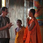 Conversation avec un jeune moine au Cambodge avec seulement quelques mots d'anglais