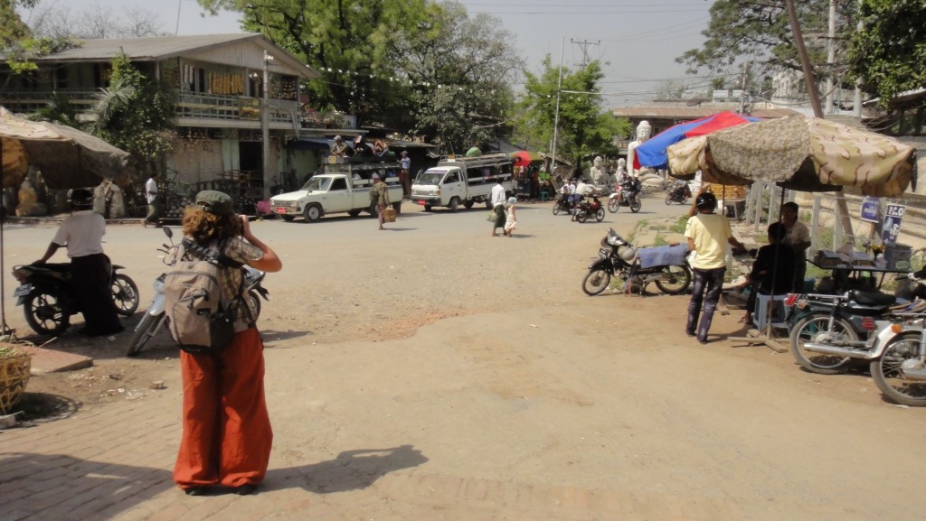 Un Couple Musulman Apporte Un Sac à Dos Et Des Bagages Dans