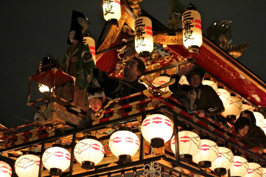 Char illuminé de ses lanternes lors de la procession du soir 