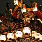 Char illuminé de ses lanternes lors de la procession du soir