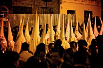 Procession lors de la première soirée de la Semana Santa