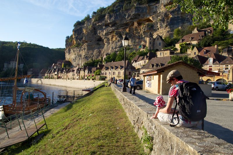 On cache quoi dans notre sac à dos depuis que mini-baroudeuse voyage avec nous ?