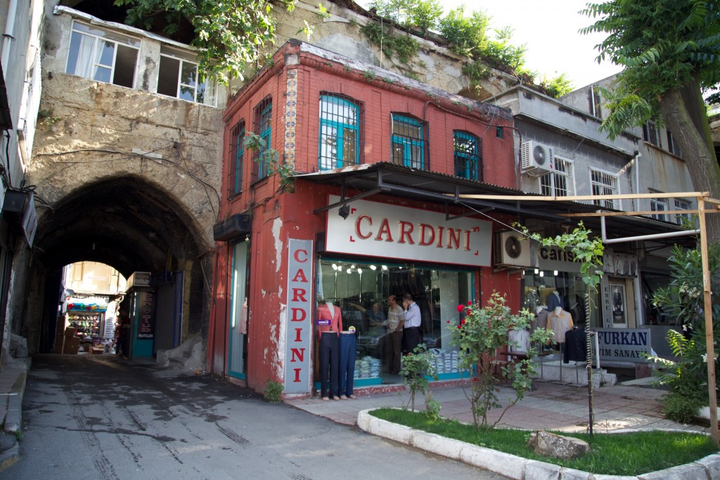 Entrée du Han, à droite derrière le Cardini, l'escalier pour monter dans les escaliers