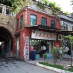 Entrée du Han, à droite derrière le Cardini, l'escalier pour monter dans les escaliers