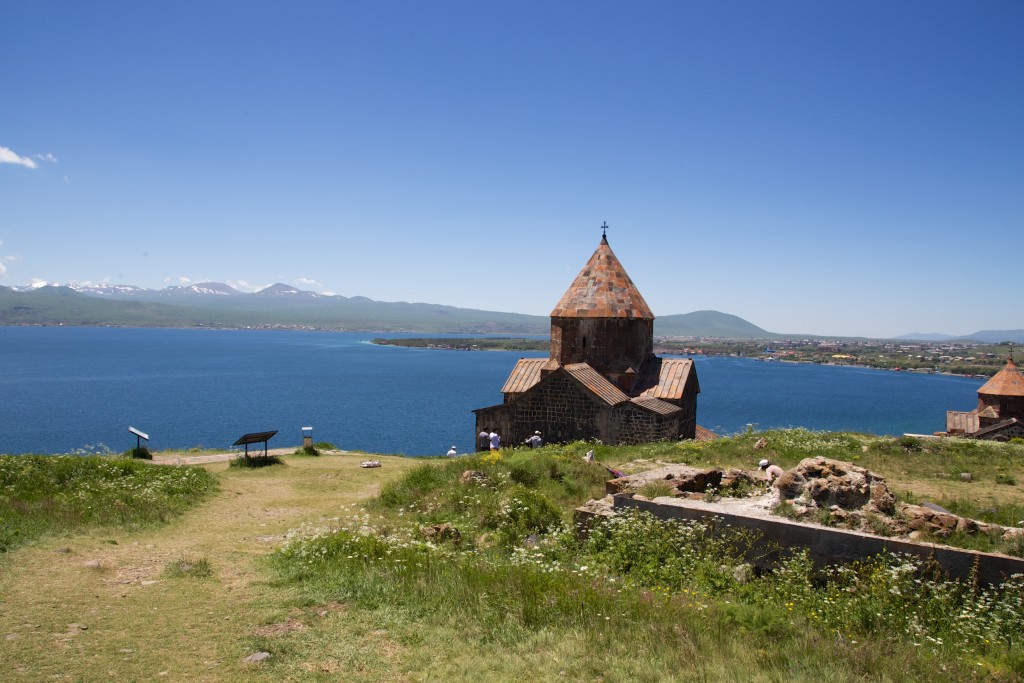 L'église d'Aïravank autour du lac Sevan