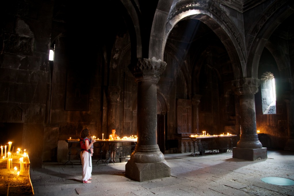 Intérieur du monastère de Geghard