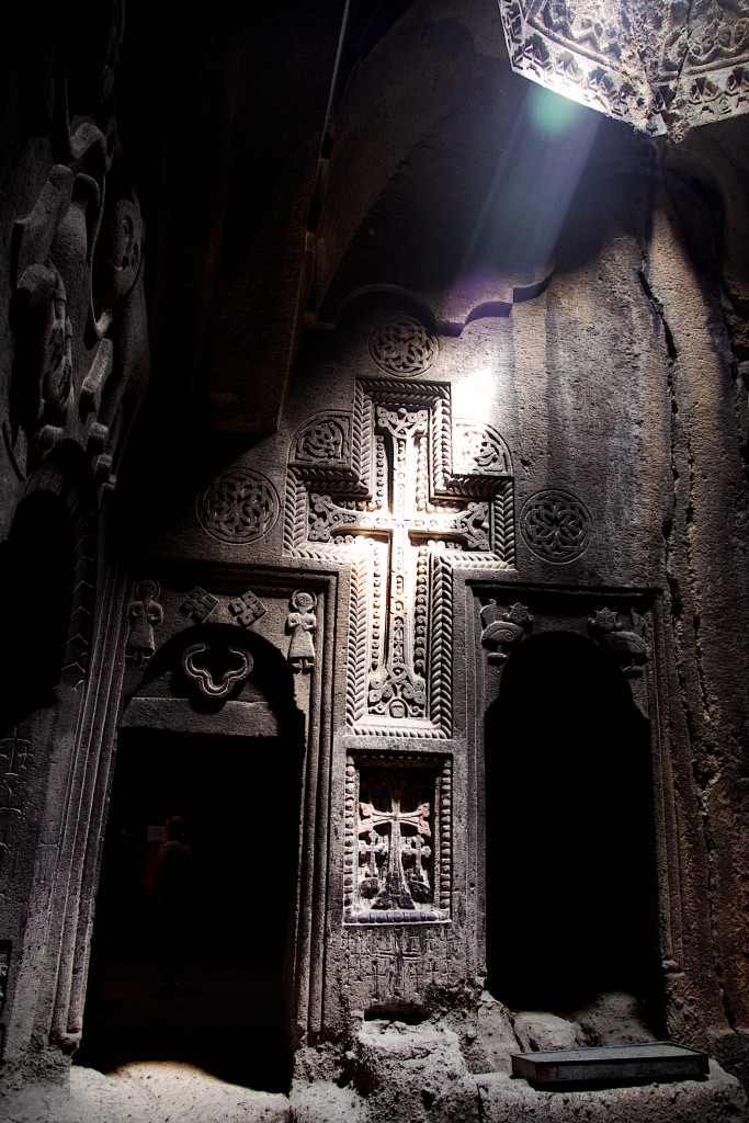 Bas relief illuminé au monastère de Geghard