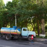 Camion citerne croisé dans une rue de Erevan