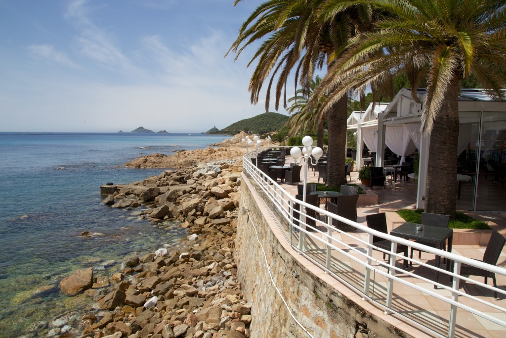 Côtes rocheuses d'Ajaccio depuis la terrasse du Dolce Vita sur la route des îles Sanguinaires