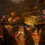 La douceur du tapis de la toile "Nature morte aux fruits et au tapis" de Noletti est presque à porté de main, n'est-ce pas ?
