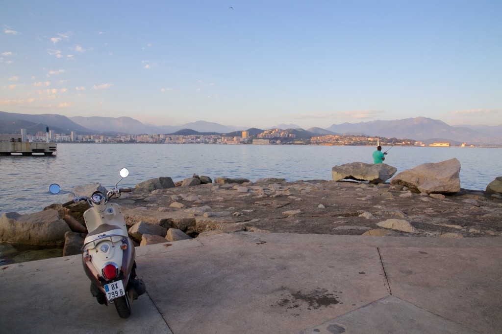 Vie locale au coucher du soleil dans le port d'Ajaccio