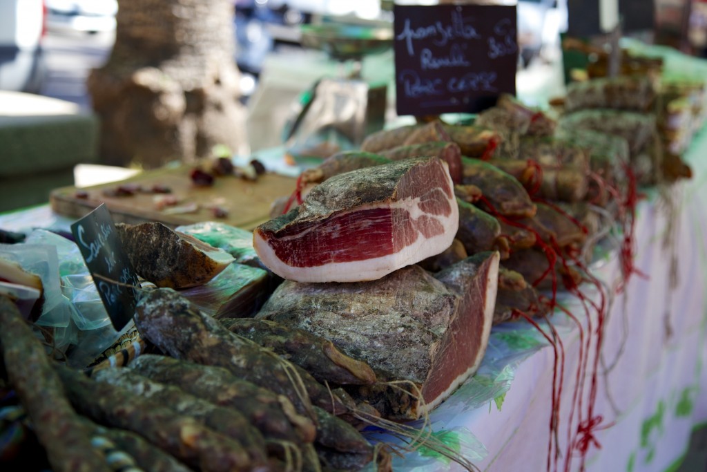 Charcuterie corse artisanale sur le marché place Foch