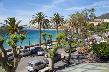 Promenade en bord de mer longeant la place Saint Francois en plein coeur d'Ajaccio