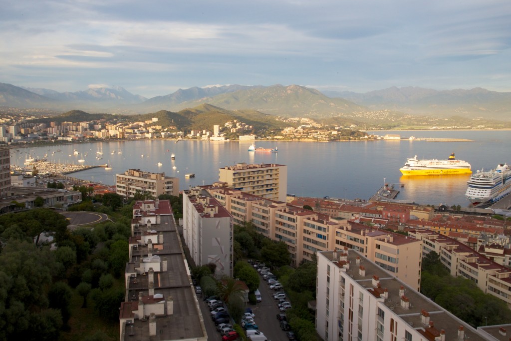 Lumières féériques sur la baie d’Ajaccio au coucher du soleil