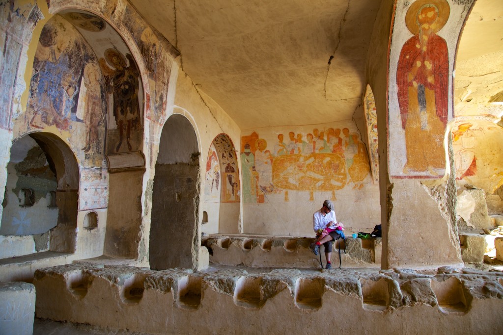 Pause goûter dans l’ancien réfectoire des moines d'une cave des monastères de Udabno