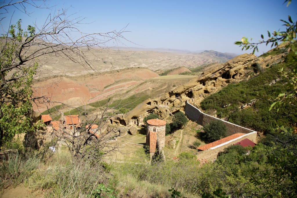 Du haut de la colline surplombant le monastère Lavra avec les montagnes de Géorgie en second plan