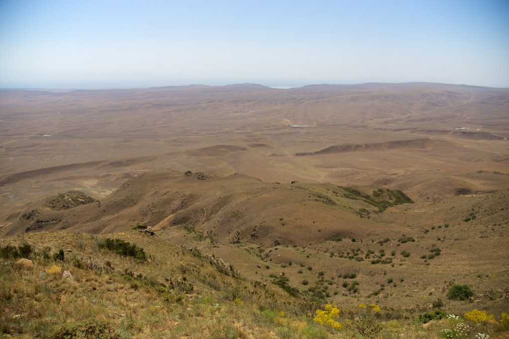 Zone semi-désertique entre la Géorgie et l'Azerbaïdjan. Au loin la frontière avec l'Azerbaïdjan.