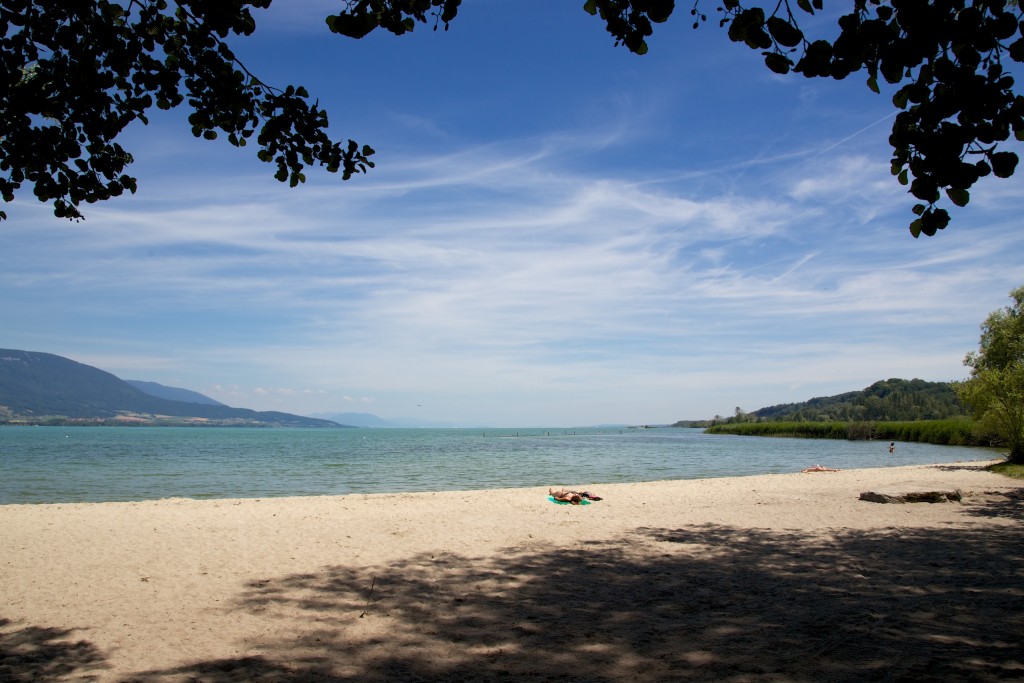 Petite plage d'Yverdon au bord du lac de Neuchâtel