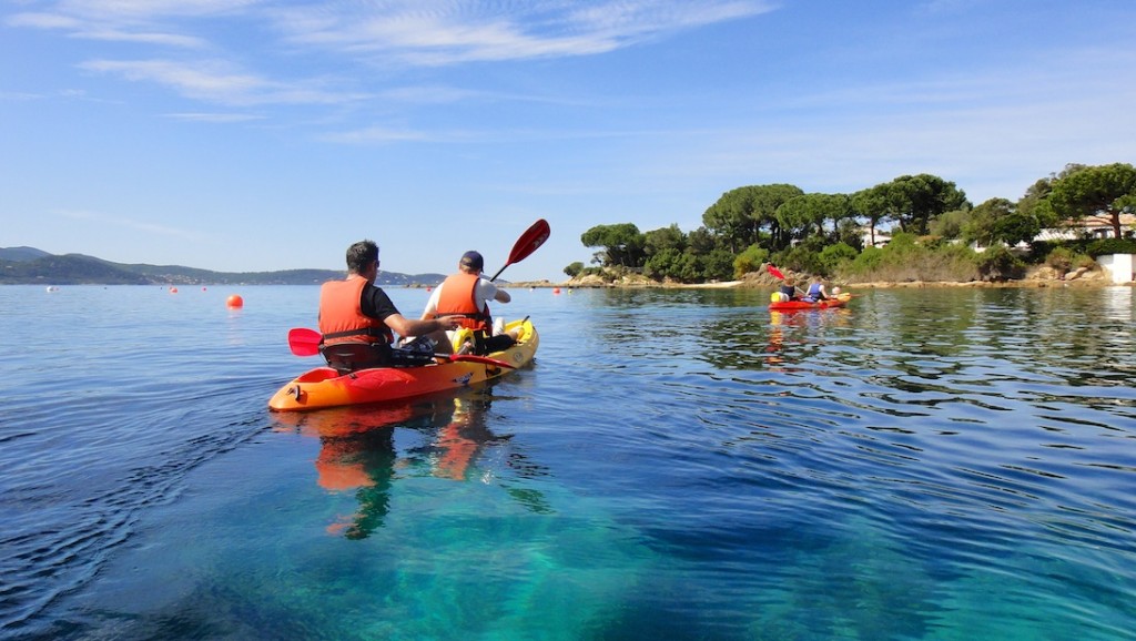 En kayak, sur les eaux turquoises de la Corse