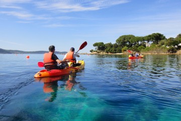 En kayak, sur les eaux turquoises de la Corse