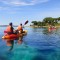 En kayak, sur les eaux turquoises de la Corse