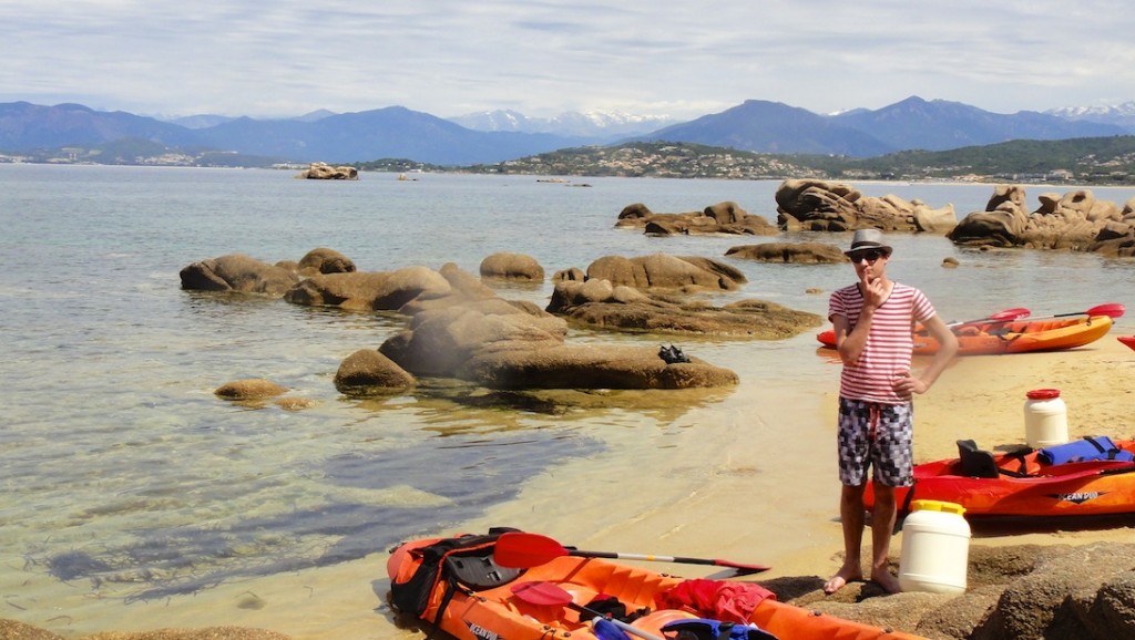 Pause pagaie sur une plage déserte dans la baie d'Ajaccio