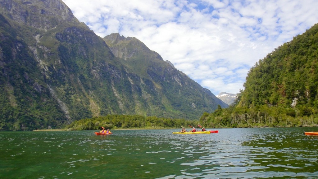 Tout petit en kayak au fond des Milford Sound