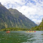 Tout petit en kayak au fond des Milford Sound