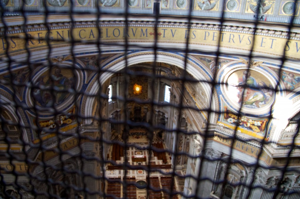 Première halte dans l'ascension de la coupole : une vue imprenable sur l'intérieur de la basilique derrière les grillages de 4m de haut