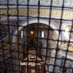 Première halte dans l'ascension de la coupole : une vue imprenable sur l'intérieur de la basilique derrière les grillages de 4m de haut