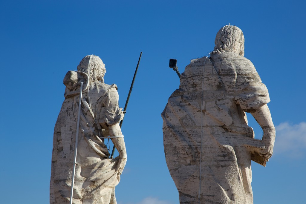 Même les statues du Vatican s'adonnent à la mode du selfie !