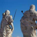 Même les statues du Vatican s'adonnent à la mode du selfie !