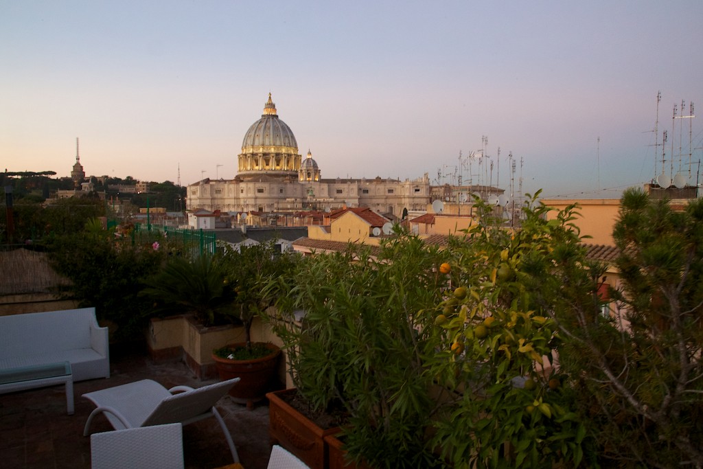 Coucher du soleil sur la terrasse de notre chambre d'hôte face au dôme de la basilique Saint Pierre