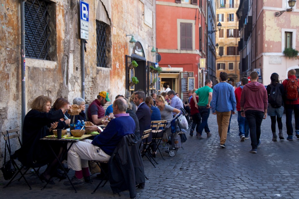 Terrasse dans une ruelle de la capitale italienne