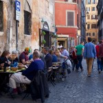 Terrasse dans une ruelle de la capitale italienne